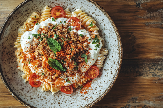 Türkischer Nudelgenuss: Vegane Yalancı Mantı mit Knoblauchjoghurt und gewürzter Butter